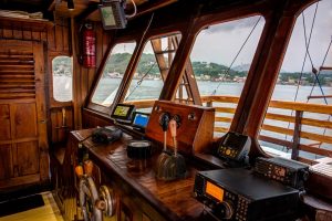 diving liveaboard indonesia / the bridge of Liveboard MARI